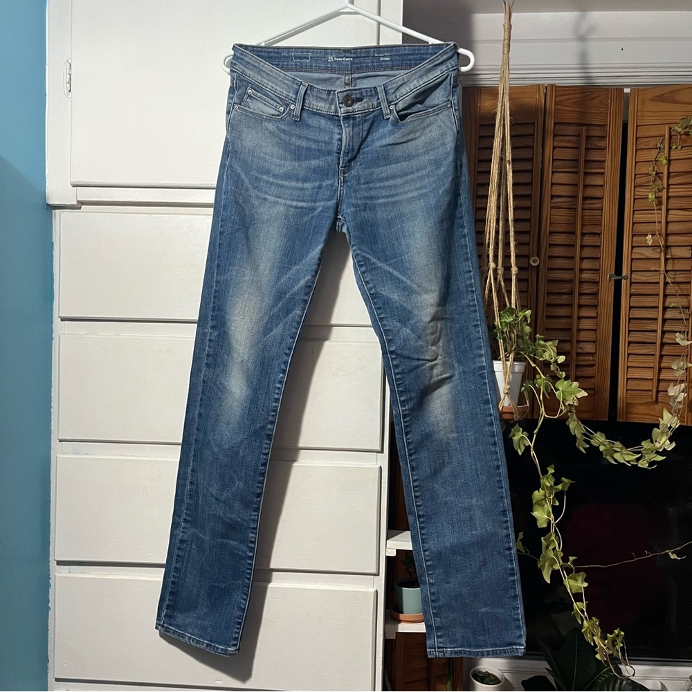 Levi’s Modern Rise (Mid Rise) Demi Curve Straight Leg Jeans in Size 28W
